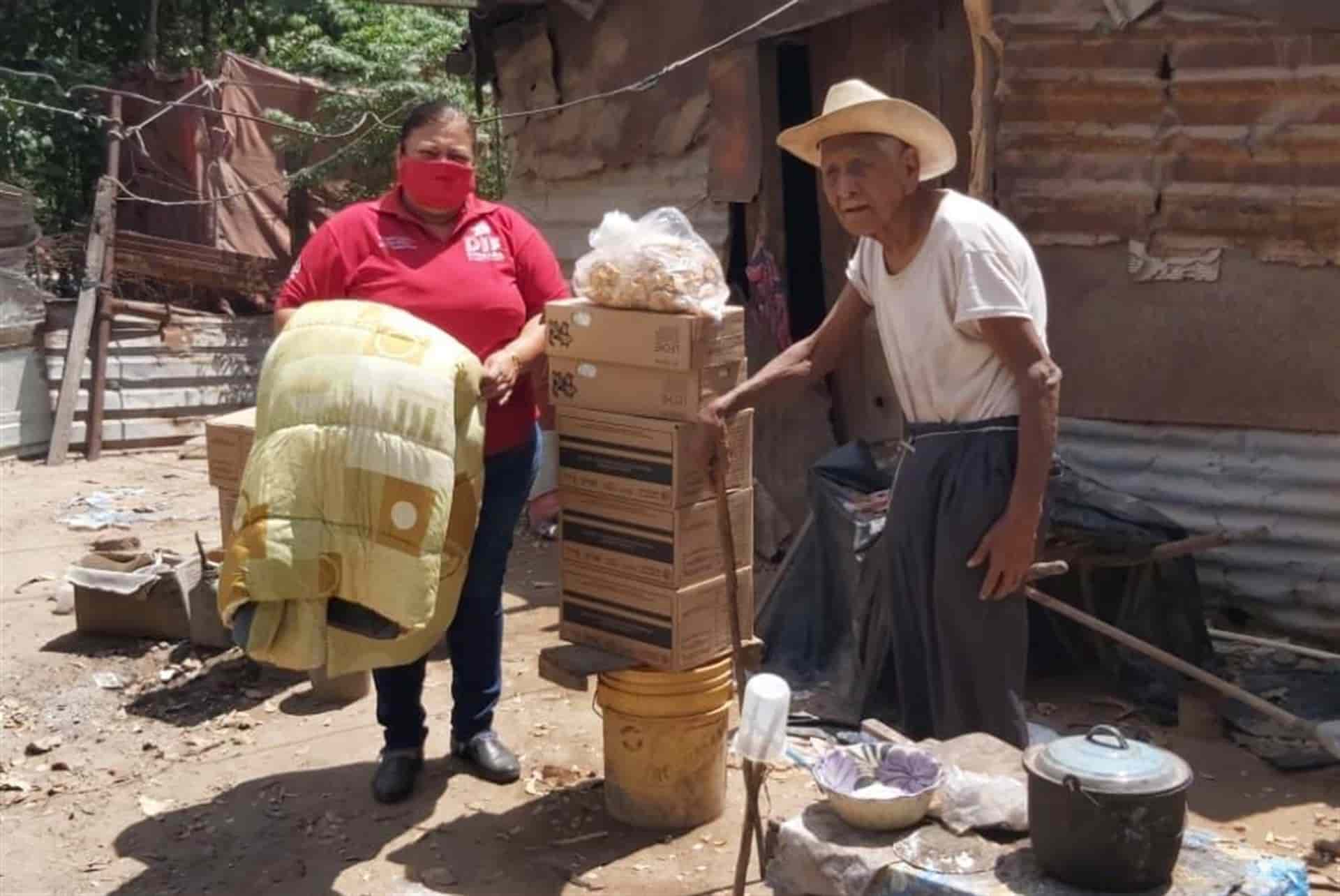 Apoya DIF Sinaloa a Don Calixto con despensas y lámina