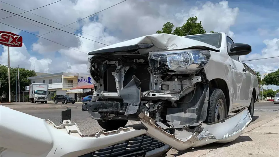 Mujer se pasa un alto y provoca carambola en Los Mochis
