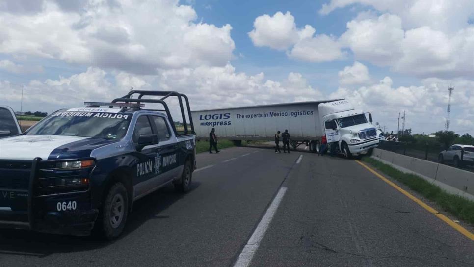 Se accidenta tractocamión cerca de Batamote