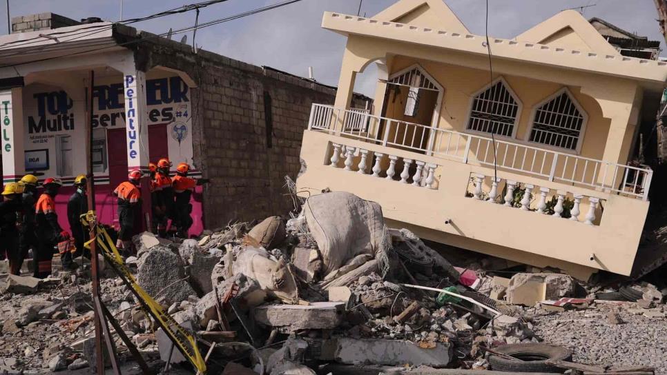 Los topos mexicanos buscan a supervivientes del sismo de Haití con un escáner