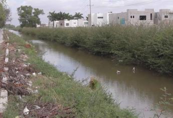 Temen inundarse por canal azolvado de llantas y muebles en Los Mochis