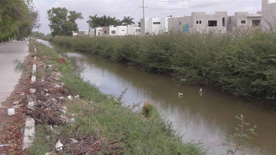 Temen inundarse por canal azolvado de llantas y muebles en Los Mochis