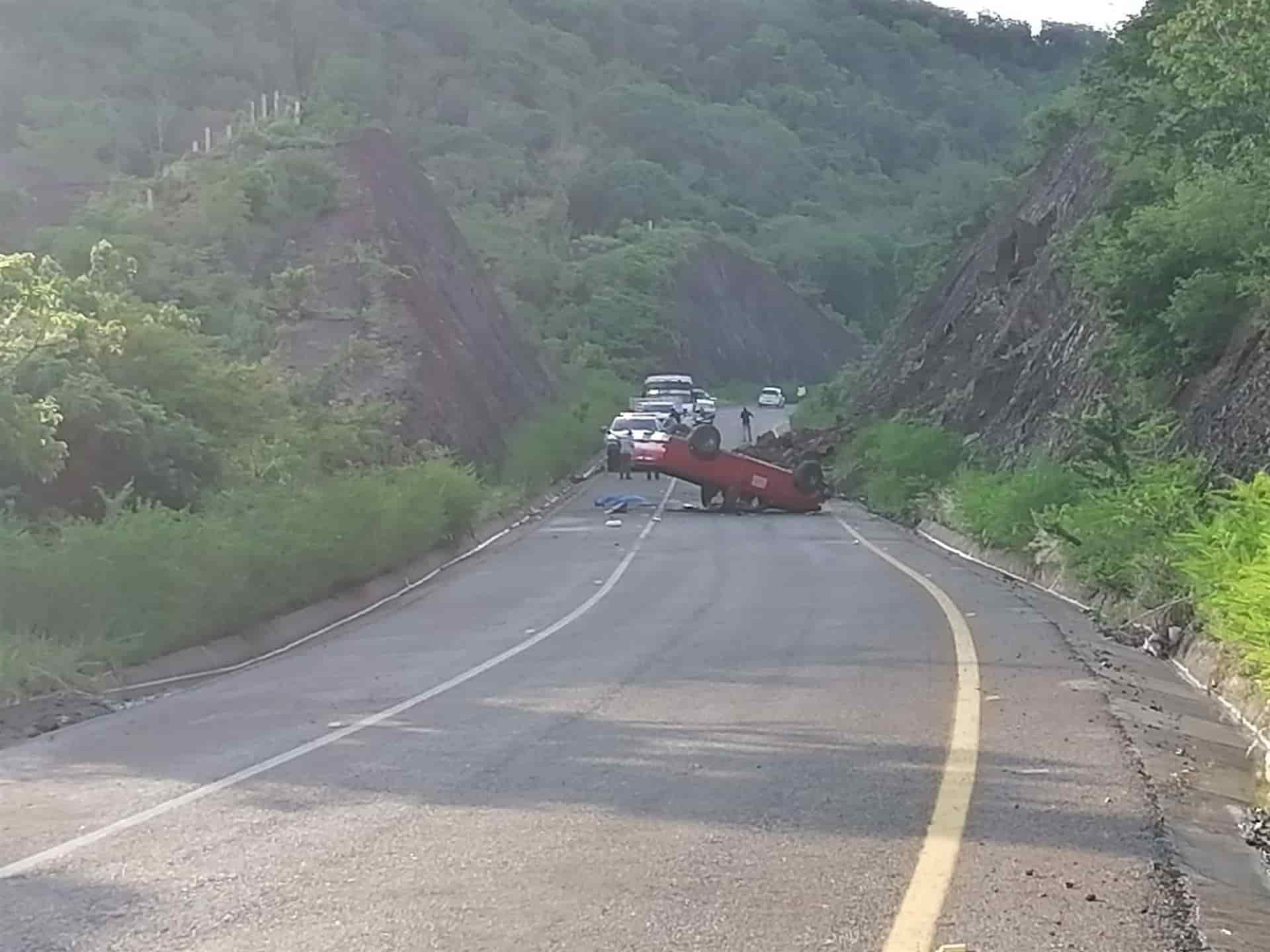 Muere una mujer tras volcadura en la salida norte de Mazatlán