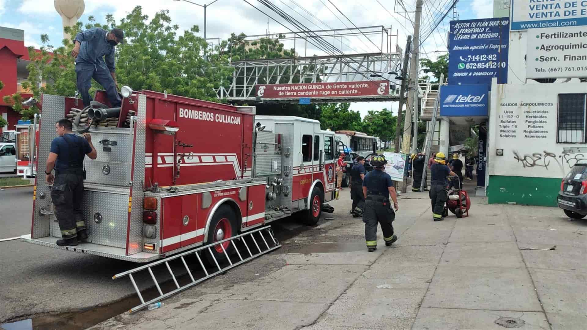 Se incendia negocio en la colonia Lomas del Boulevard en Culiacán