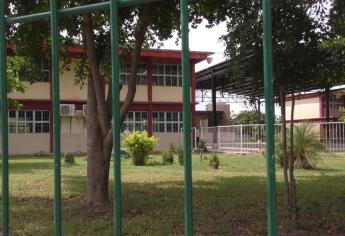 Padre de familia se queja de altos cobros de cuota escolar en secundaria