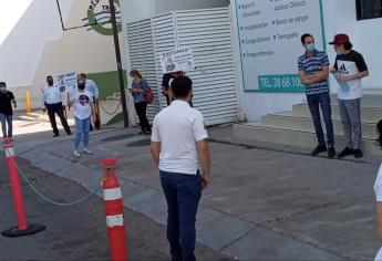 Se manifiestan en clínica privada y exigen justicia para Astolfo, víctima de Covid-19