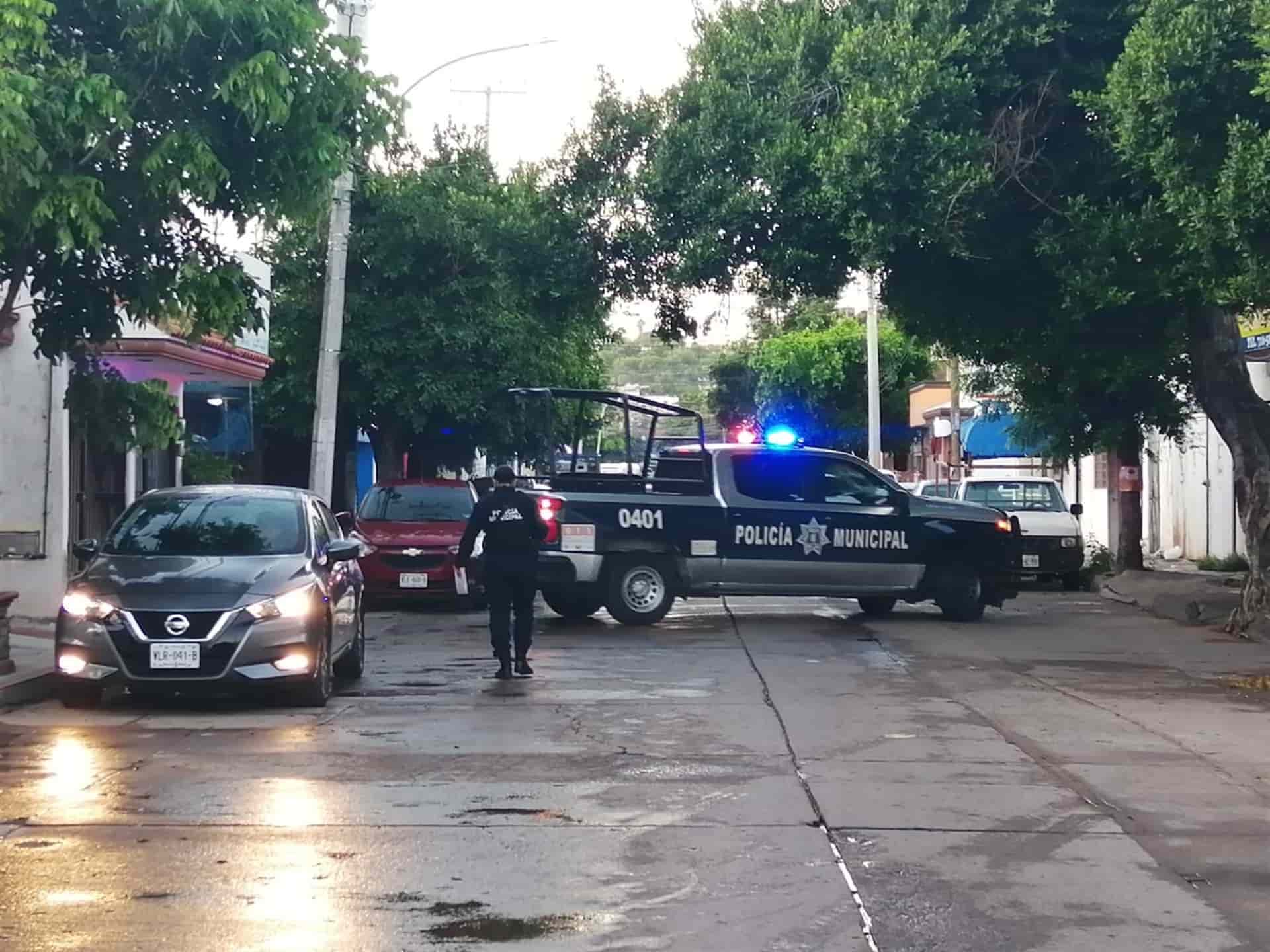 Automovilsta balea a lava carros en la colonia Centro de Culiacán