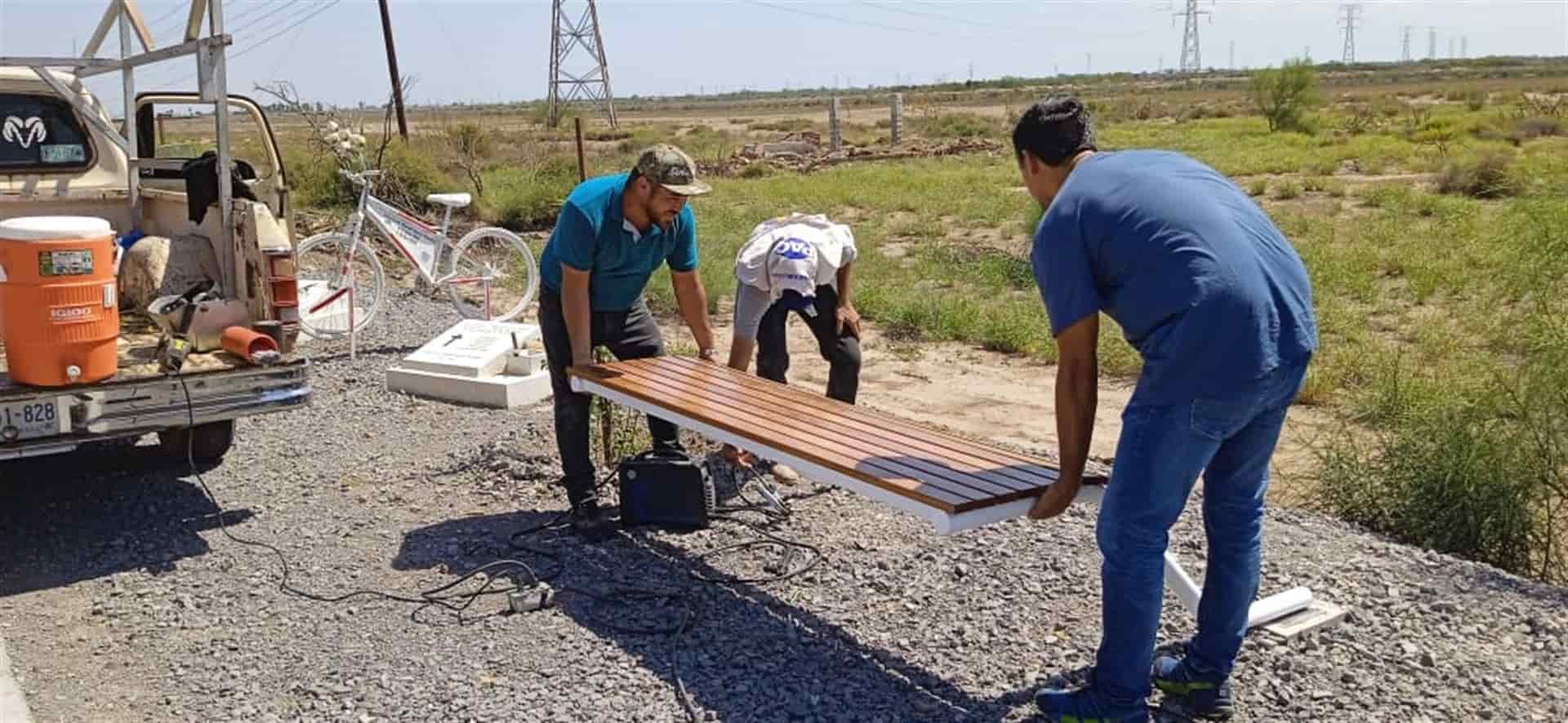 Instalan banca y árboles en el monumento del ciclista caído