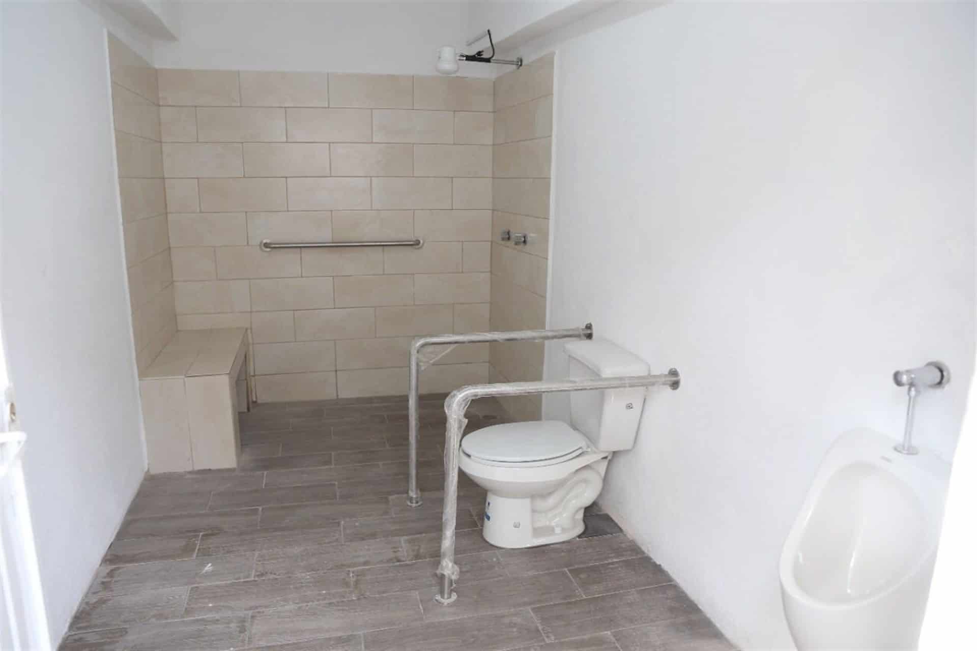 Rehabilitan baños en el albergue El Buen Samaritano