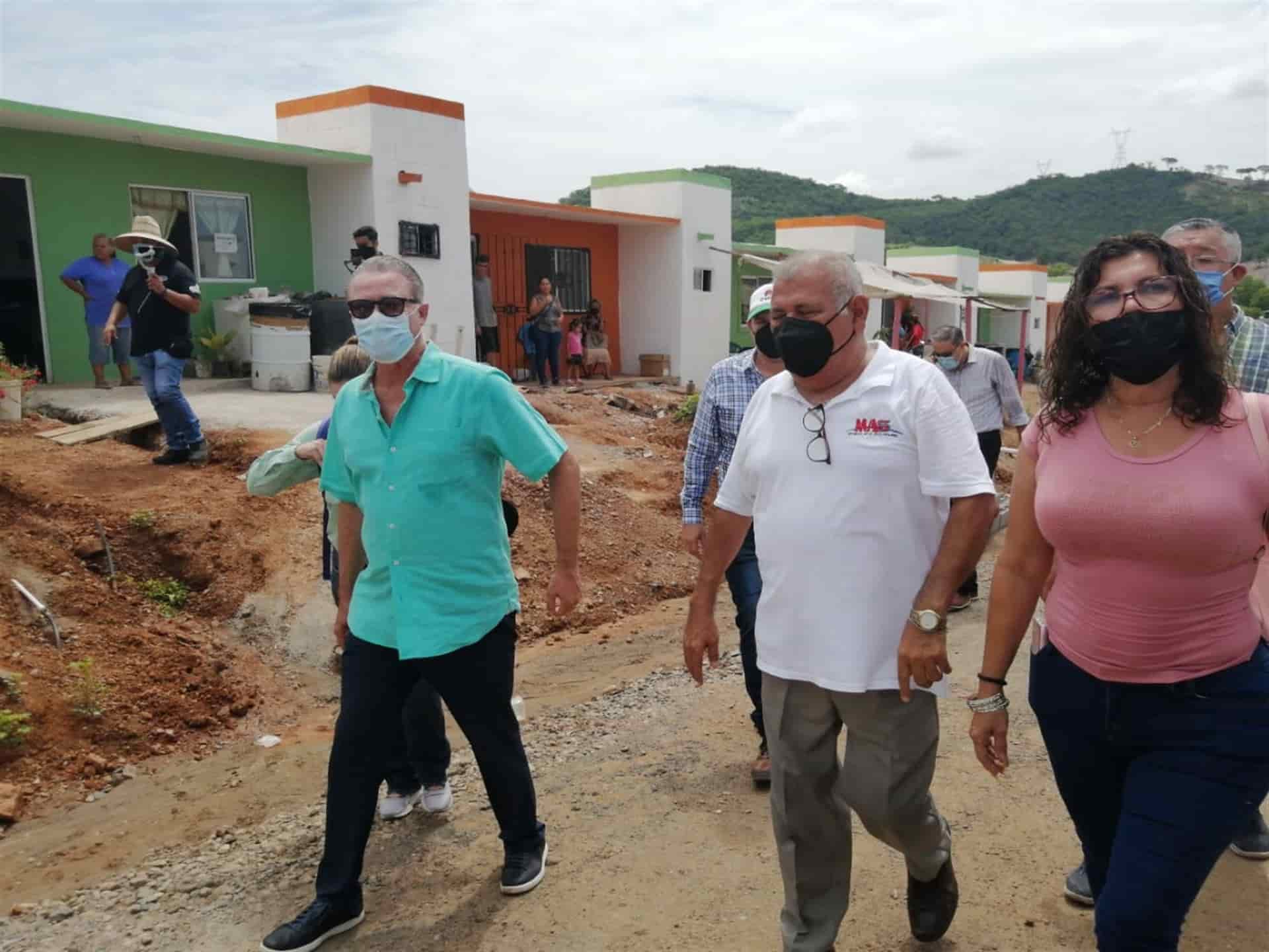 Supervisa Quirino Ordaz entrega de viviendas a desplazados en Mazatlán