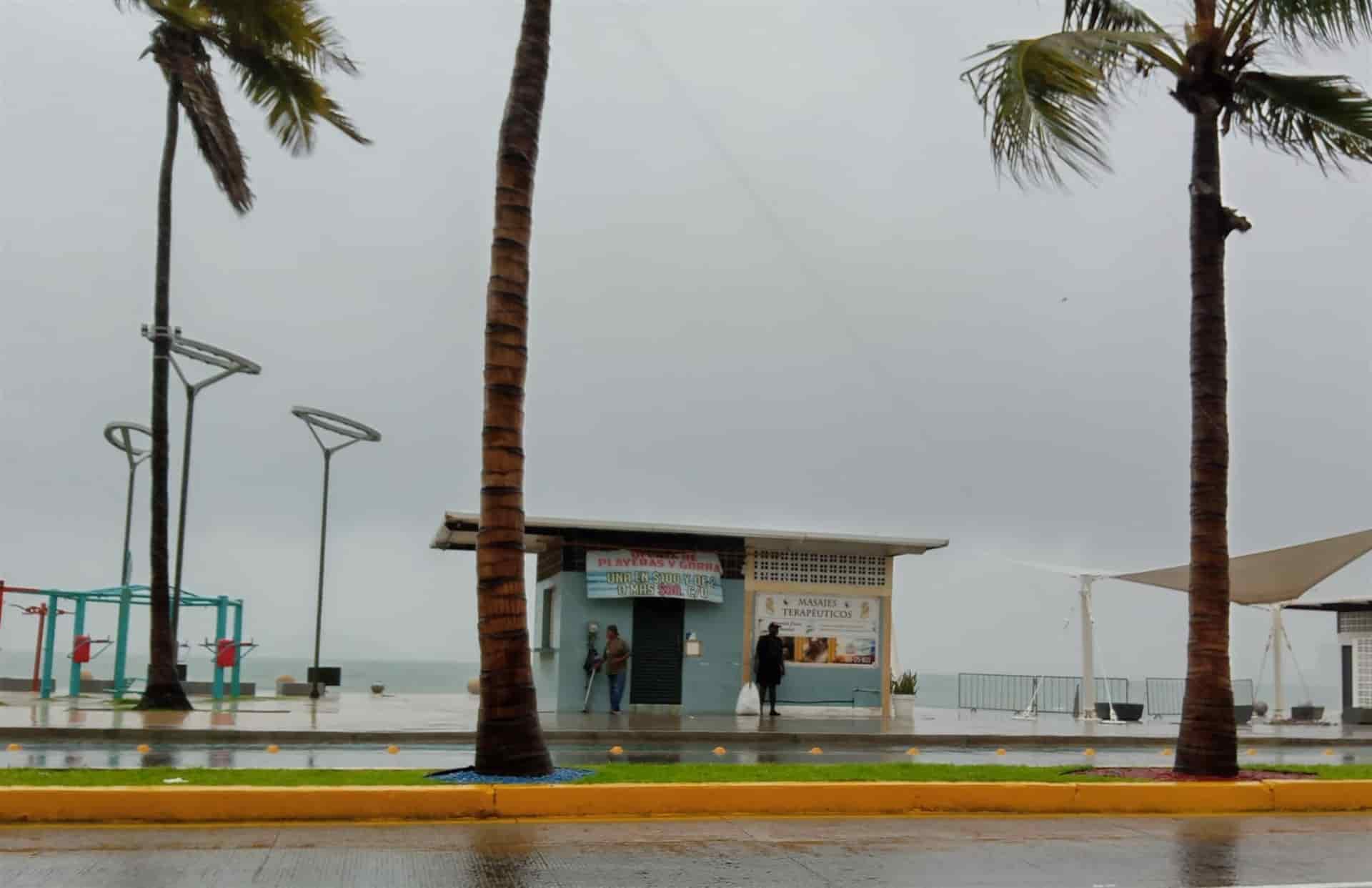 Suspenden servicio de transporte público en Mazatlán por lluvia intensa