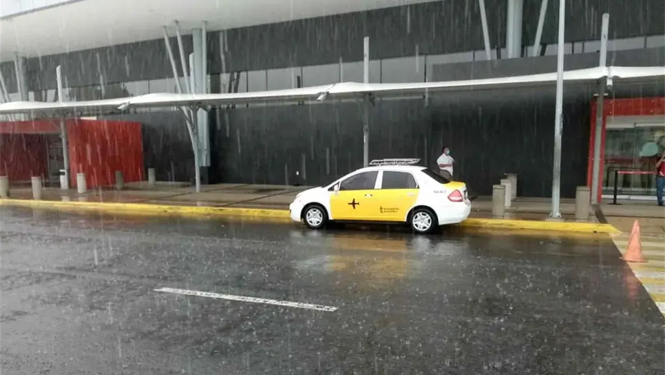 Quedan varados pasajeros en Aeropuerto de Mazatlán