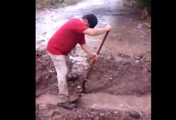 Con una pala hacen zanja para no inundarse en el Águila Azteca