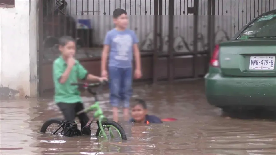 Sector Salud llama a sinaloenses a no bañarse en agua de inundaciones