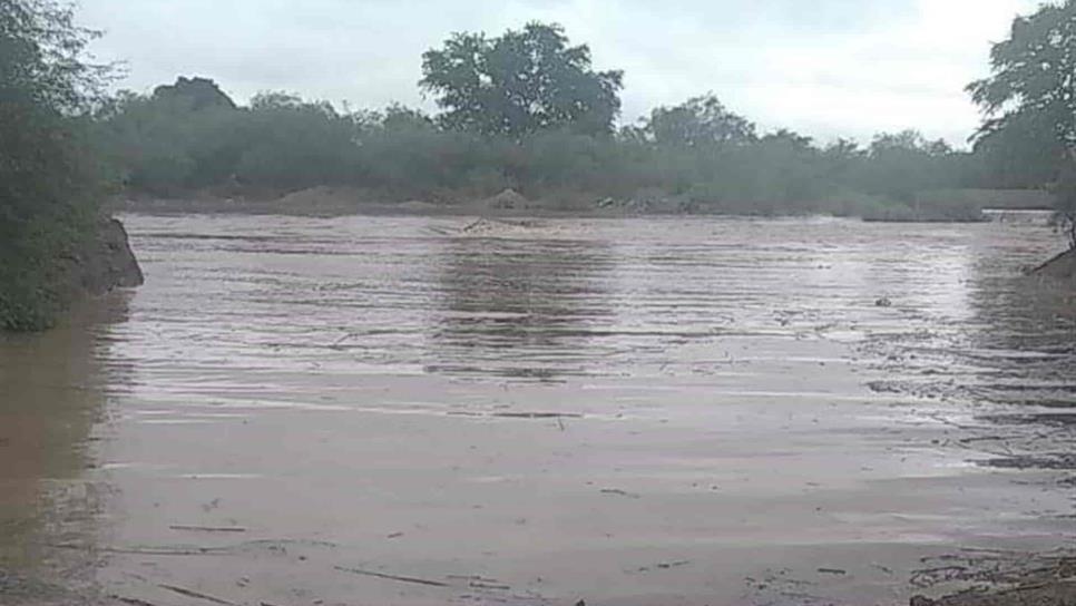 Crecida de arroyos deja incomunicados a habitantes de Tres Garantías, El Fuerte