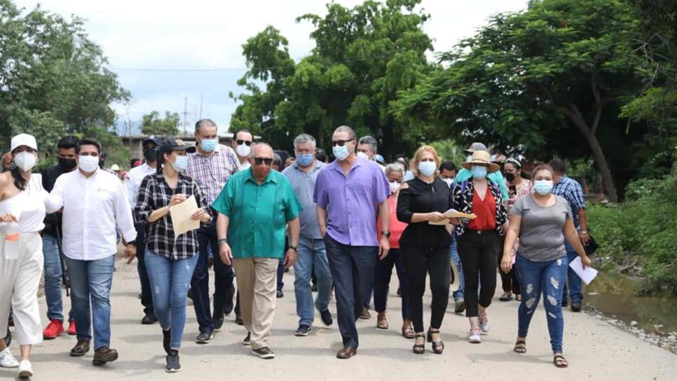 Gobernador anuncia construcción de puente vado en La Cofradía