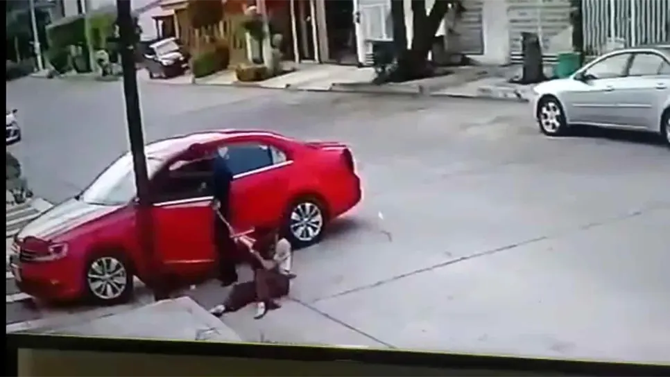 Madre rescata a su hija del auto que le robaban en Las Quintas