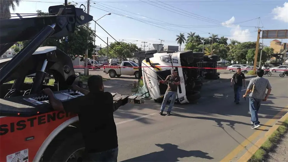 Vuelca tráiler a la salida norte de Mazatlán