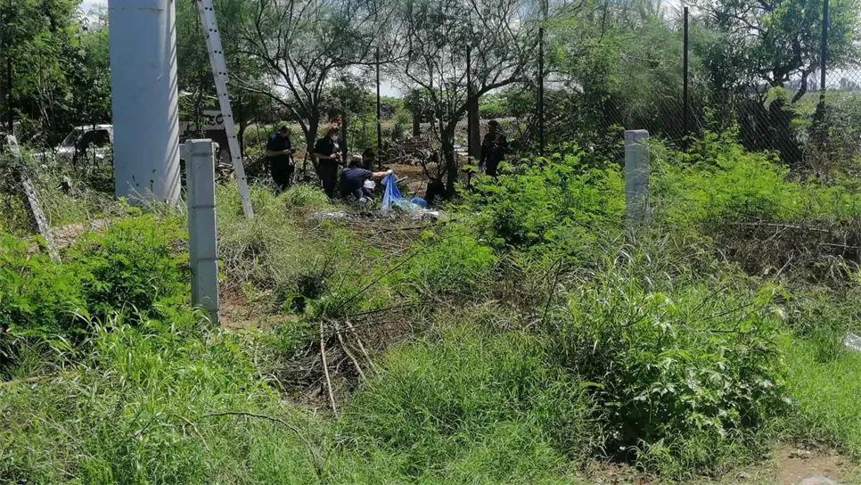 Muere un hombre electrocutado mientras colocaba un espectacular