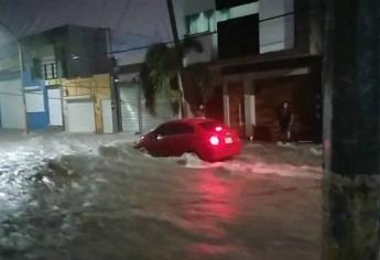 Rescatan a dos mujeres varadas en un auto tras fuertes lluvias en Culiacán