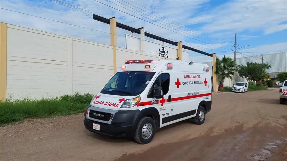 Molino agarra pierna de un joven en empresa bloquera