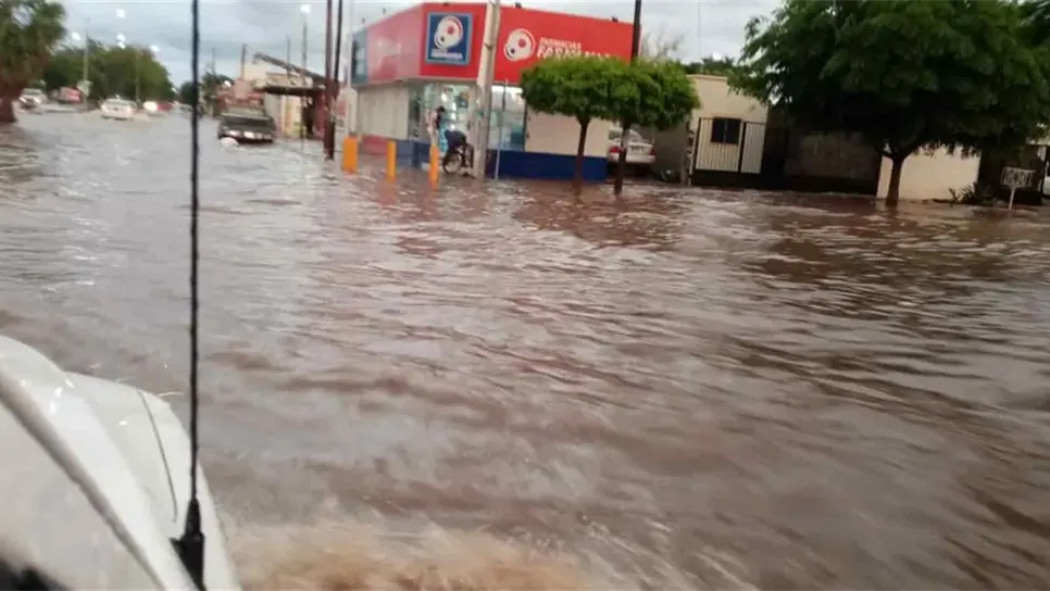 Activa Servicios Públicos de Ahome labores de limpieza en alcantarillas y registros