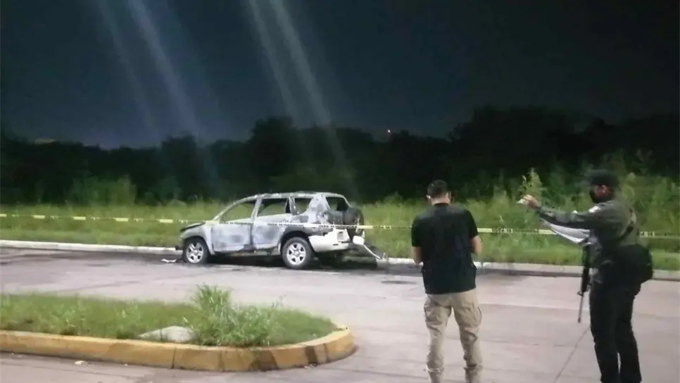 Encuentran calcinada la camioneta involucrada en asalto donde asesinaron a agente en Culiacán