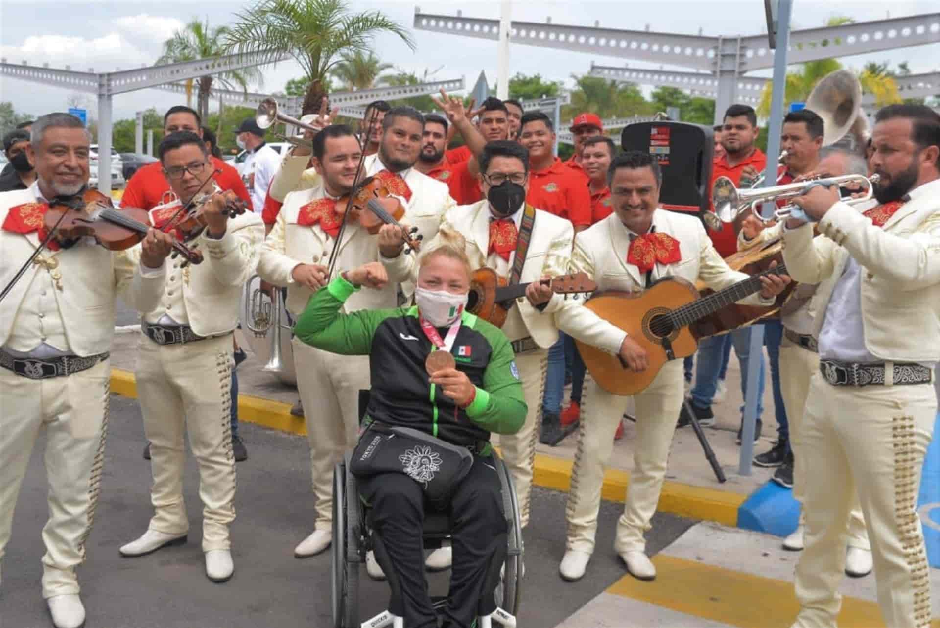 Reciben a Rosa María Guerrero entre aplausos y cánticos