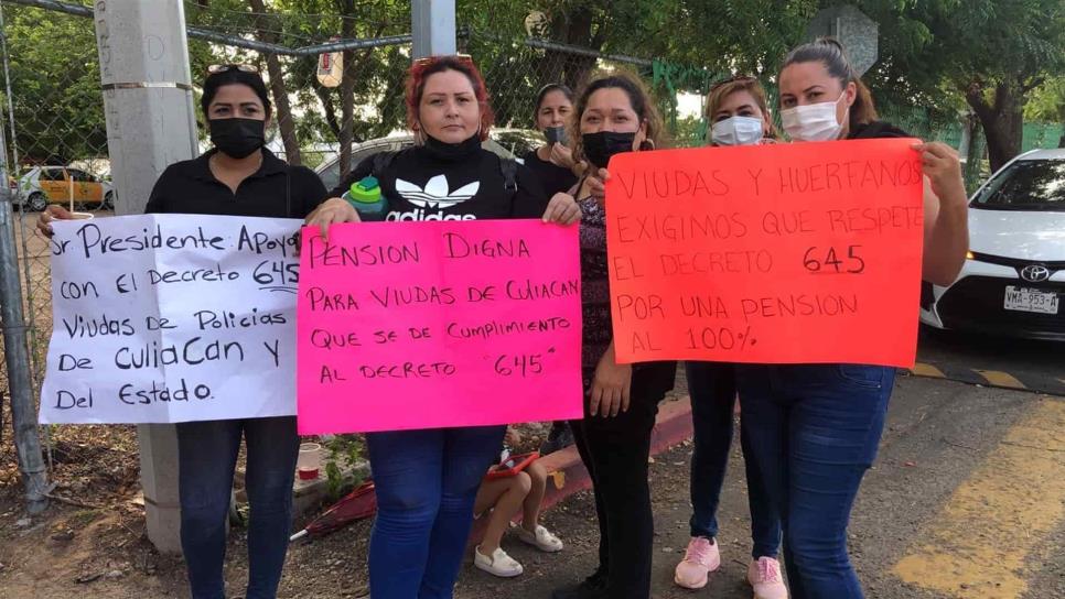 Viudas y policías de Culiacán abordan a AMLO y se compromete a atender su caso