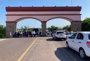 Vecinos de Capomos bloquean carretera Los Mochis-El Fuerte, a la altura del arco