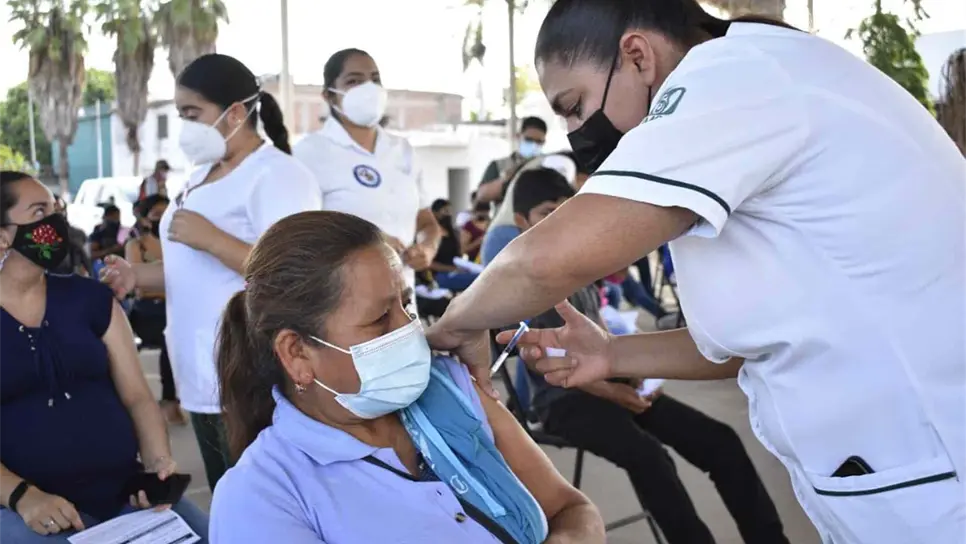 IMSS vacuna a mil trabajadores agrícolas de Navolato