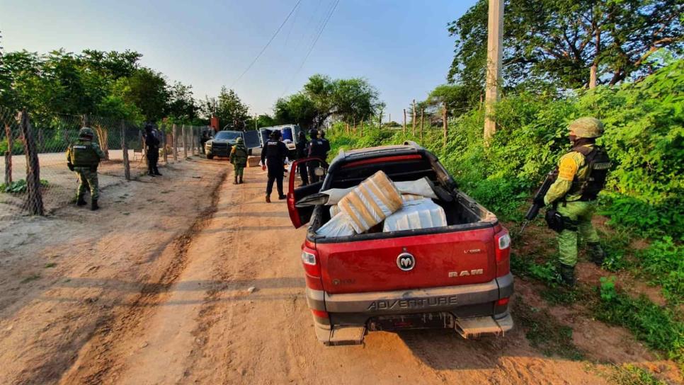 Policía Estatal y Sedena recuperan camionetas cargadas con droga en Alcoyonqui, Sanalona