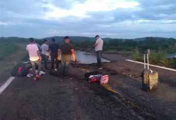Tripulantes de camioneta se salvan de caer del puente del río Quelite