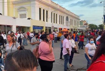 Tres personas siguen atrapadas en zapatería del centro de Culiacán