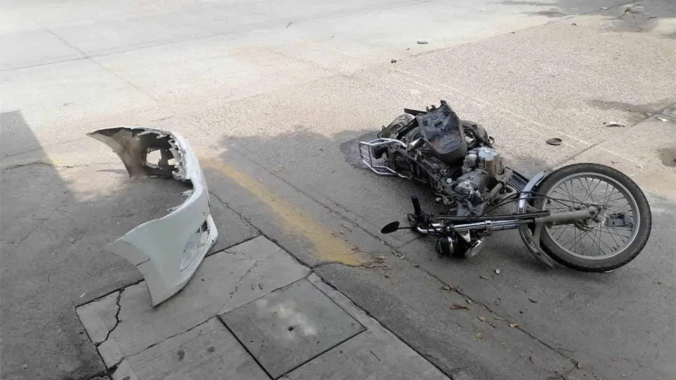 Repartidor de conocida plataforma queda herido en choque contra un auto en Mazatlán