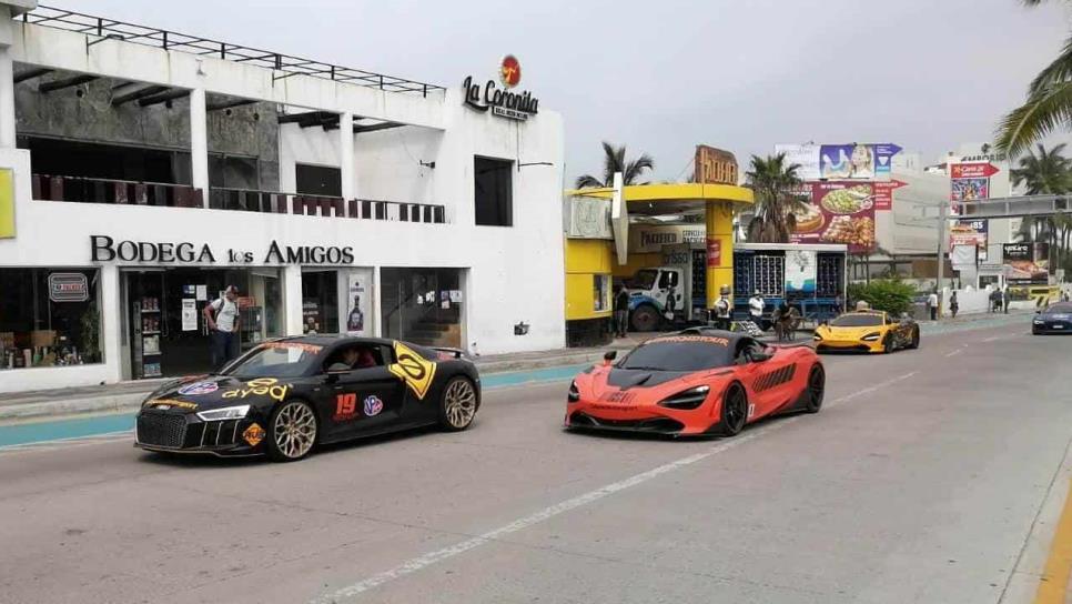 Autos de lujo maleconean por Mazatlán