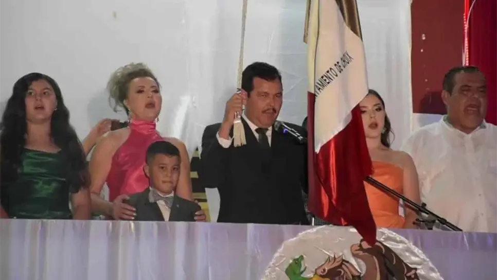 El alcalde Omar Gill Santini da el Grito de Independencia en Choix