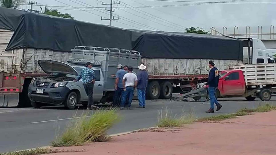 Daños materiales tras choque de tráiler contra camionetas a la salida sur de Mazatlán