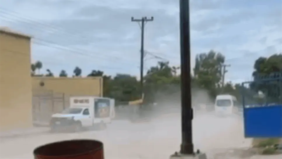 Captan a chofer de sprinter conduciendo a exceso de velocidad en El Fuerte