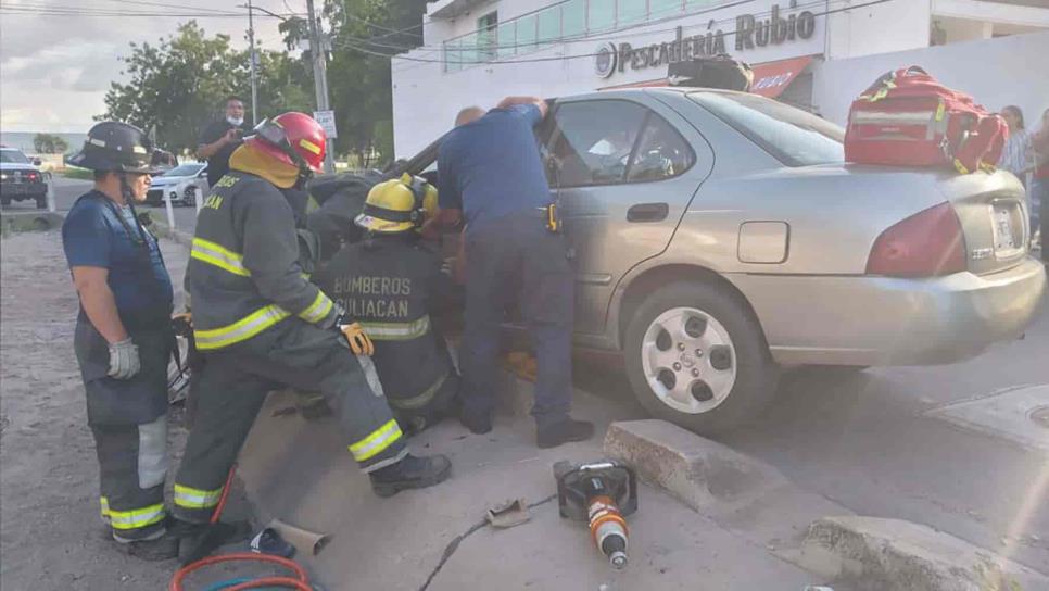 Automovilista queda prensado en choque en el fraccionamiento Valle del Sol