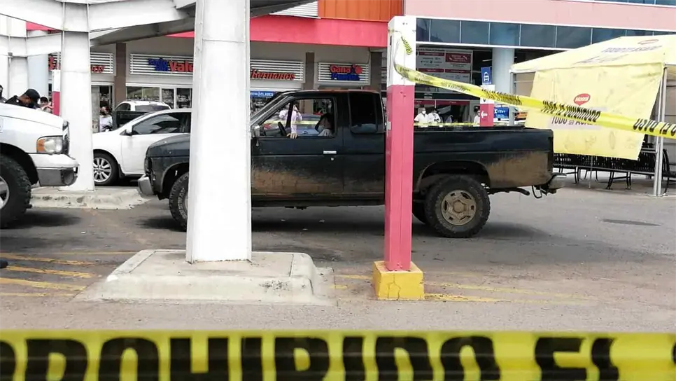 Ejecutan a un adulto en estacionamiento de un supermercado de Culiacán