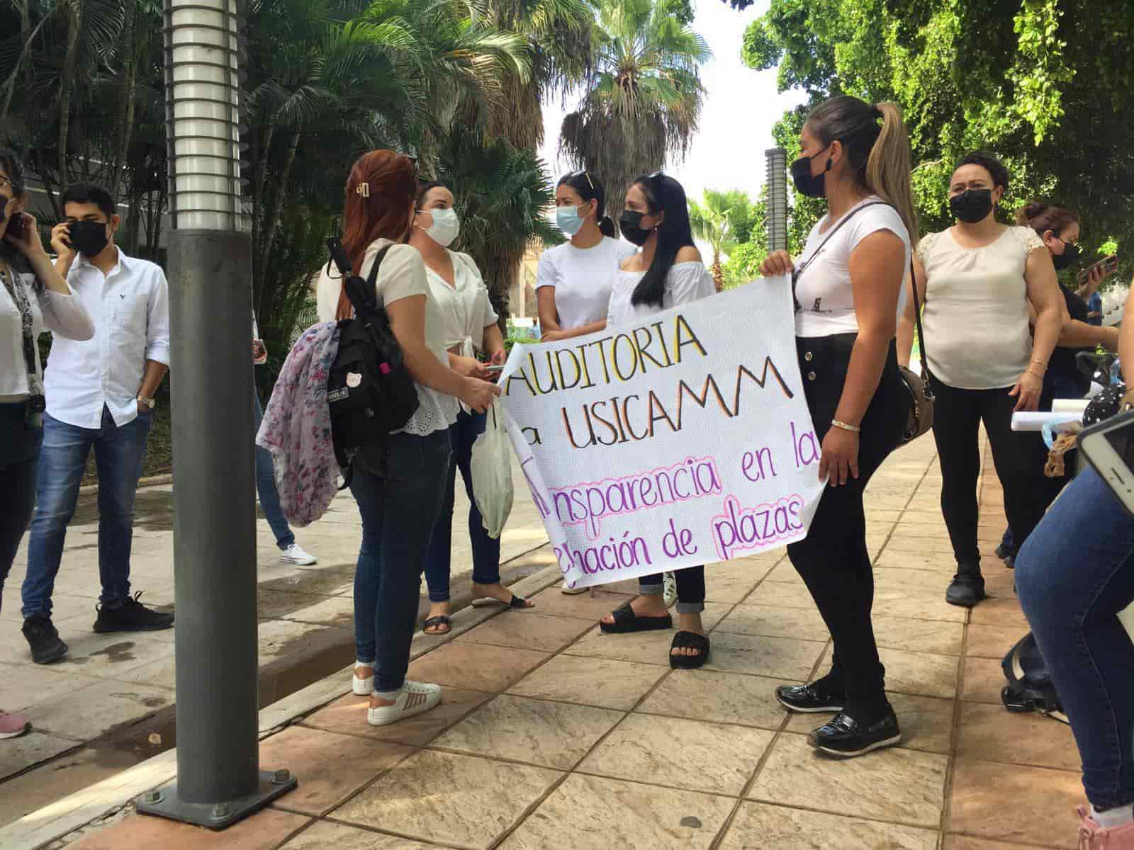 Se manifiestan maestros en SEPyC, exigen transparencia en plazas