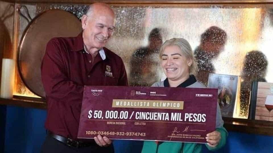 Gobierno de Baja California le regala un cheque sin fondos a una atleta