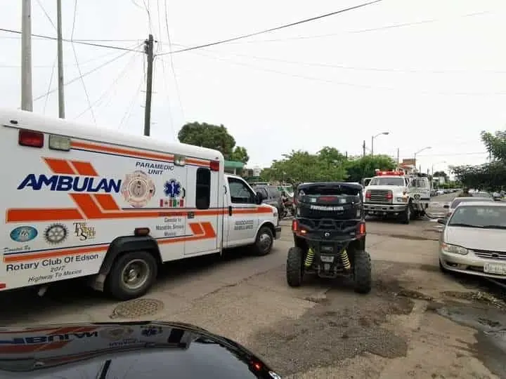 Rescatan de morir ahogado a un menor tras caer a una alberca, en Mazatlán