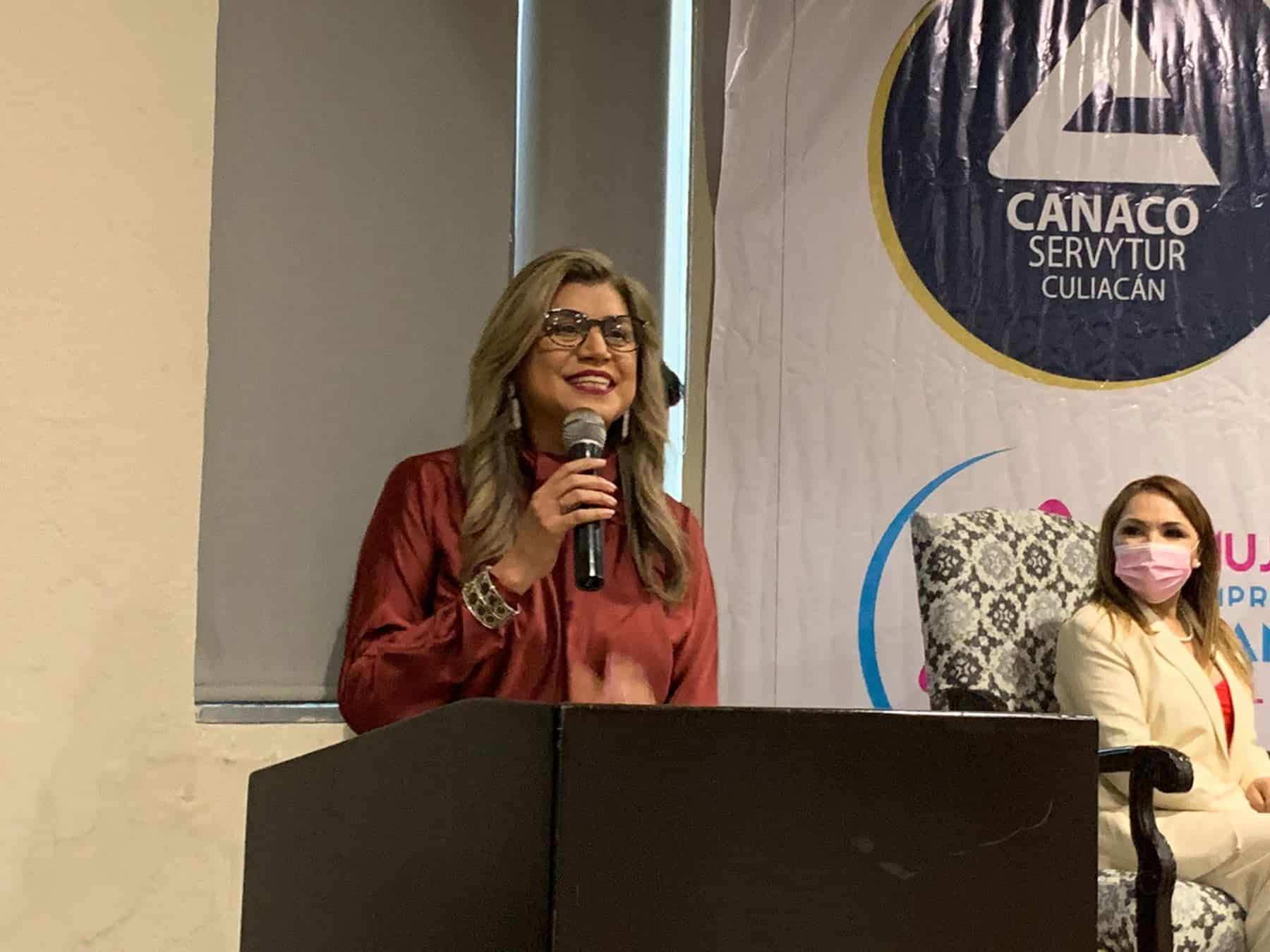 Rinde protesta Sandra Martos como presidenta de Mujeres Canaco