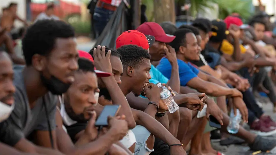 Un grupo de migrantes haitianos se concentran en albergues ayer, en Monterrey (México). EFE/ Miguel Sierra