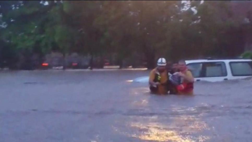 Rescata PC Culiacán a hombre de inundación en Capilla de Malverde