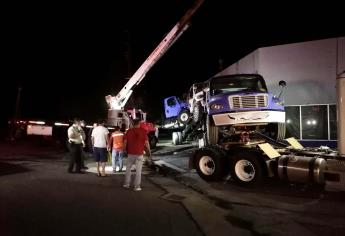 Tráiler retorna y embiste a otro tráiler en la México 15