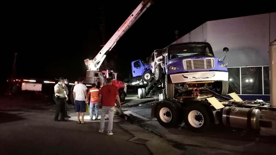 Tráiler retorna y embiste a otro tráiler en la México 15