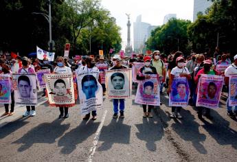 Familiares y amigos marchan a siete años de las víctimas de Ayotzinapa